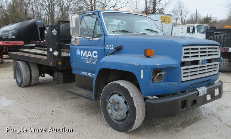 image for item DG3878 1993 Ford F700 flatbed truck