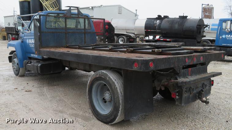 image for item DG3878 1993 Ford F700 flatbed truck