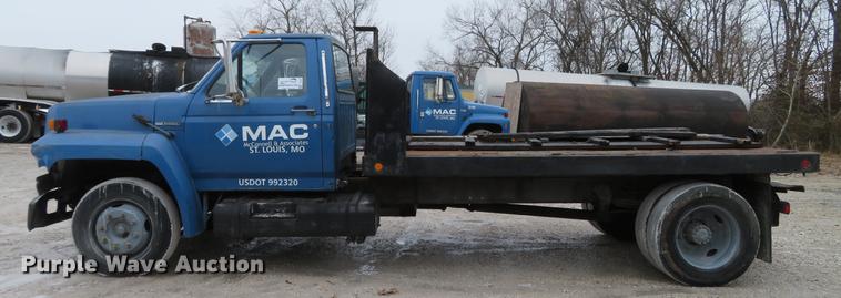 image for item DG3878 1993 Ford F700 flatbed truck