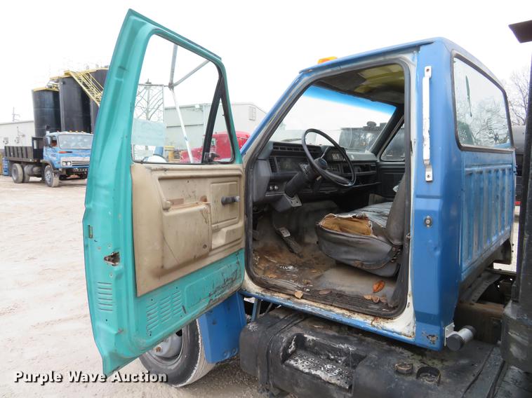 image for item DG3878 1993 Ford F700 flatbed truck