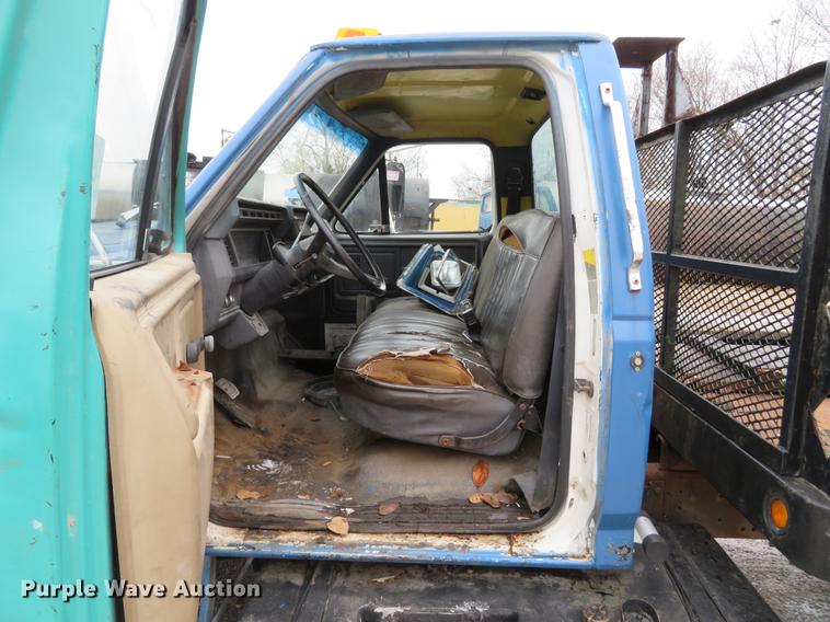 image for item DG3878 1993 Ford F700 flatbed truck