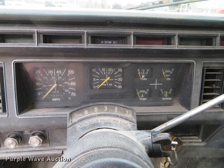 image for item DG3878 1993 Ford F700 flatbed truck