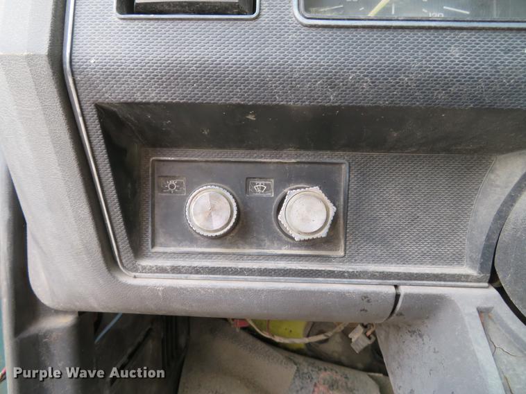 image for item DG3878 1993 Ford F700 flatbed truck