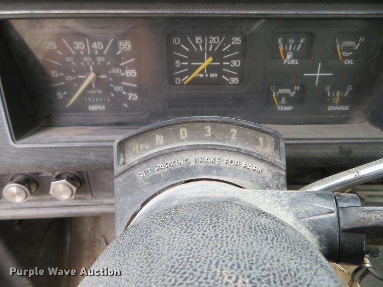 image for item DG3878 1993 Ford F700 flatbed truck