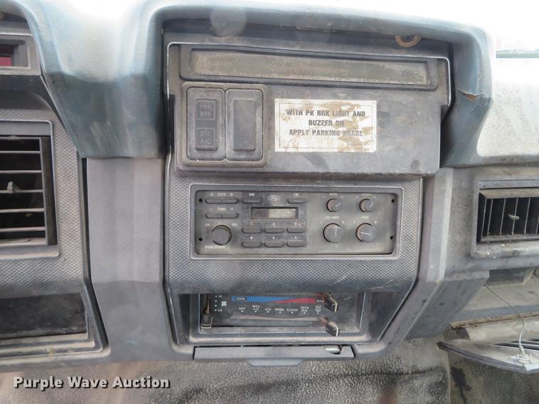 image for item DG3878 1993 Ford F700 flatbed truck