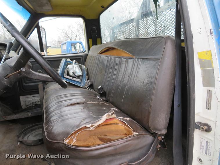 image for item DG3878 1993 Ford F700 flatbed truck