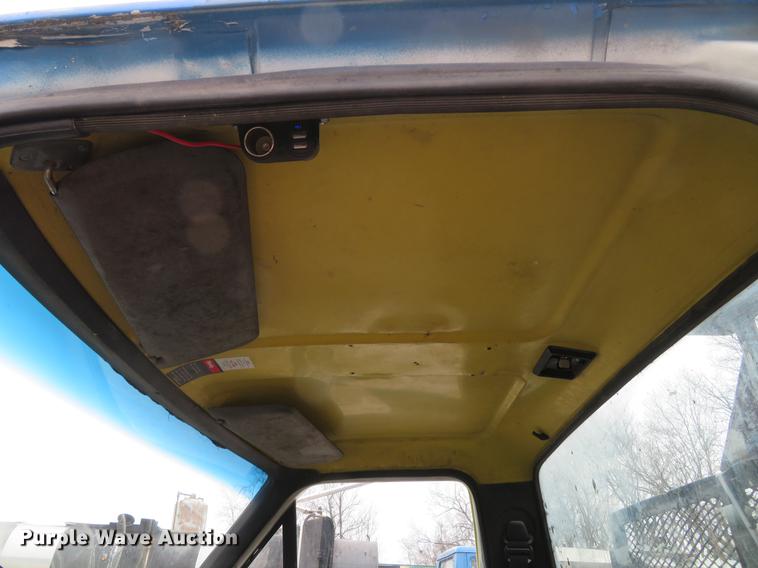 image for item DG3878 1993 Ford F700 flatbed truck