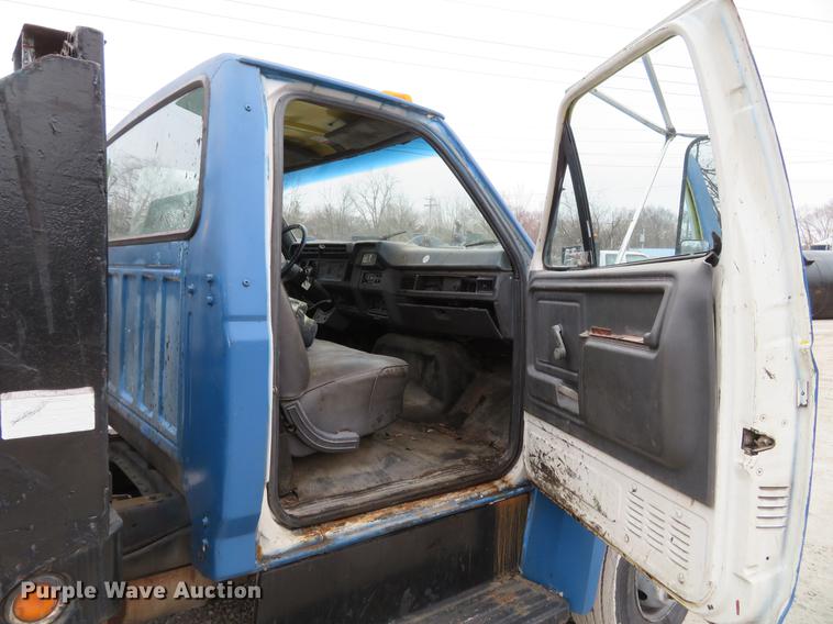 image for item DG3878 1993 Ford F700 flatbed truck
