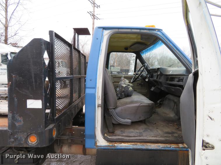 image for item DG3878 1993 Ford F700 flatbed truck