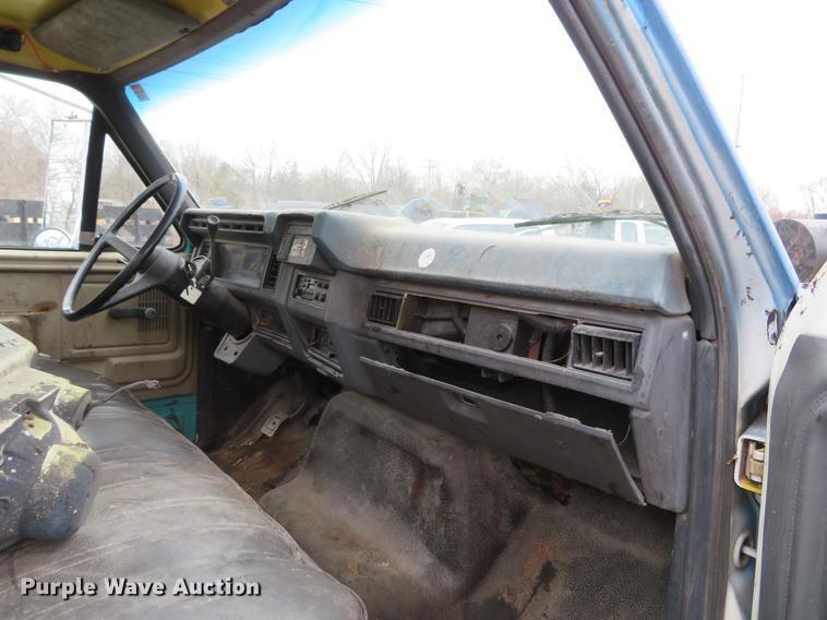 image for item DG3878 1993 Ford F700 flatbed truck