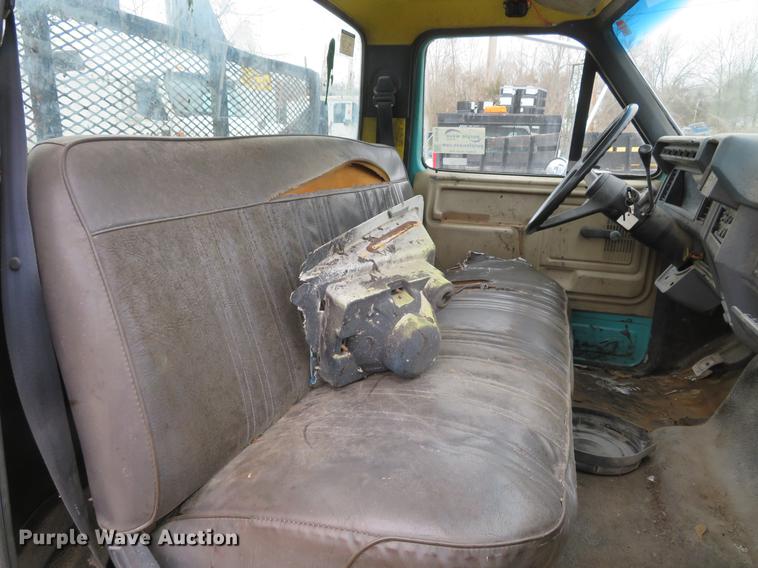 image for item DG3878 1993 Ford F700 flatbed truck