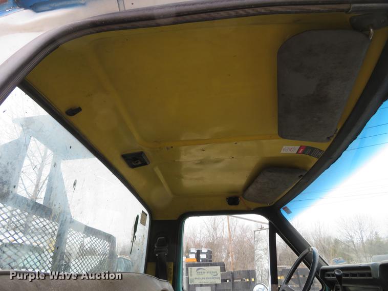 image for item DG3878 1993 Ford F700 flatbed truck