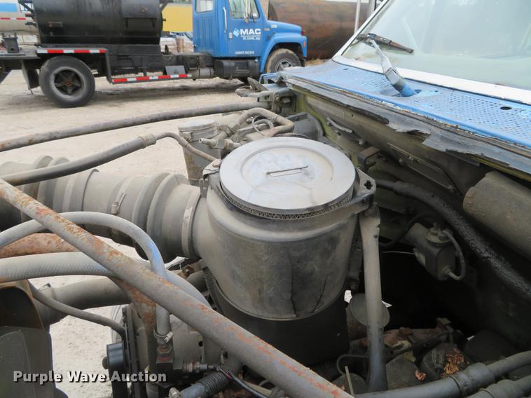 image for item DG3878 1993 Ford F700 flatbed truck