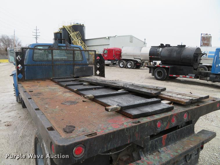 image for item DG3878 1993 Ford F700 flatbed truck