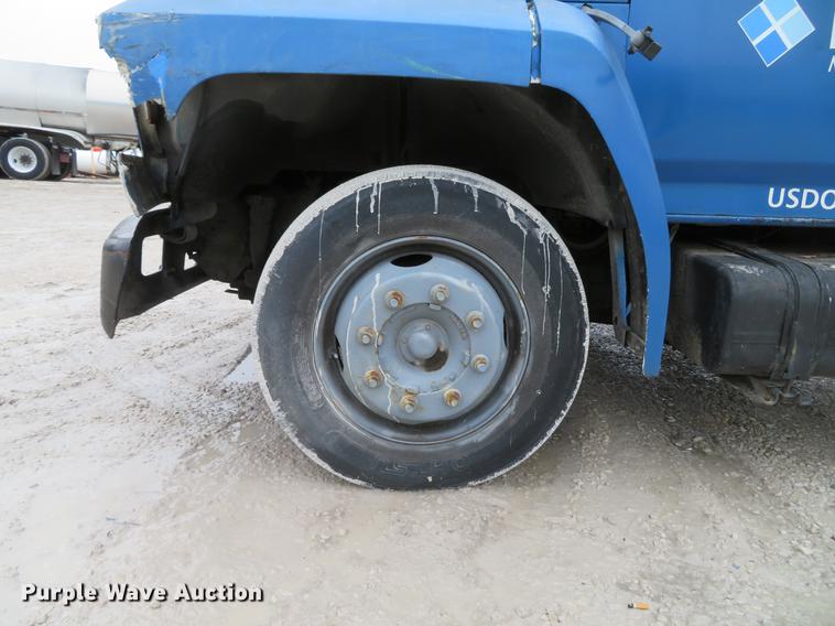 image for item DG3878 1993 Ford F700 flatbed truck