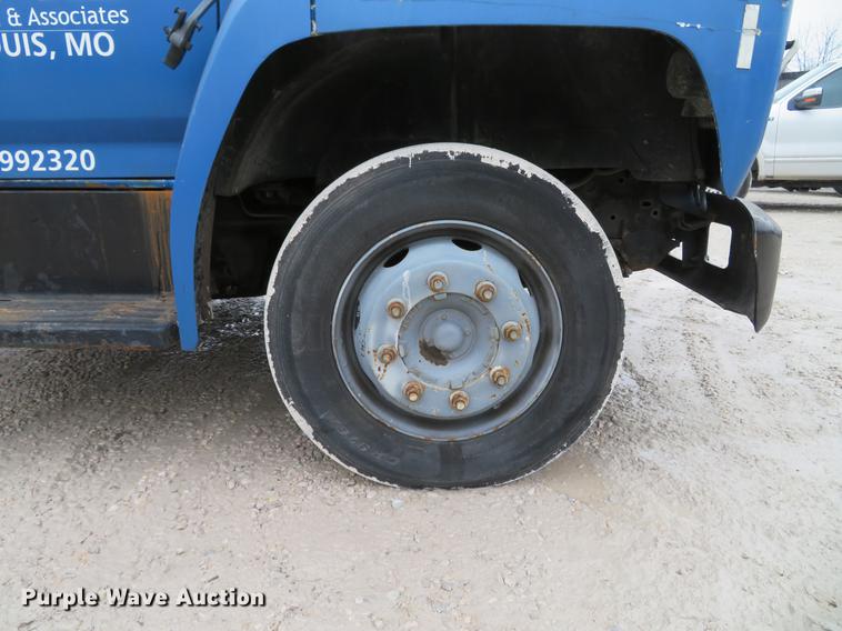 image for item DG3878 1993 Ford F700 flatbed truck