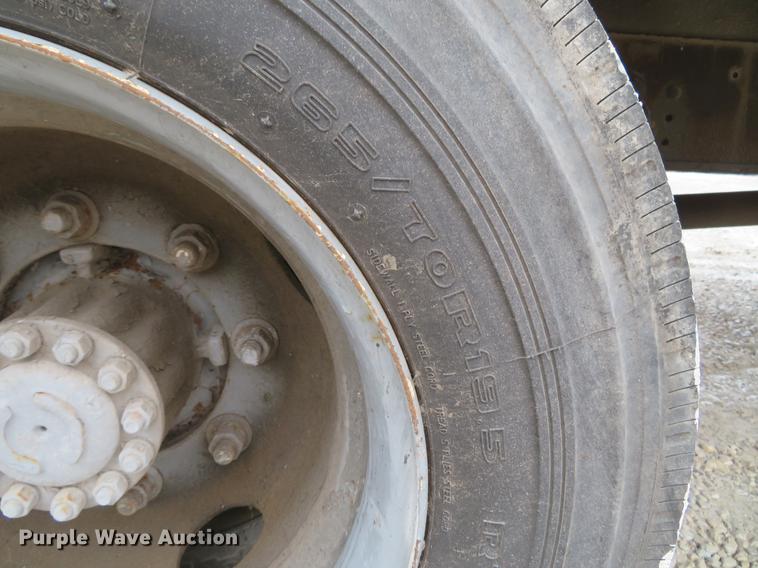 image for item DG3878 1993 Ford F700 flatbed truck