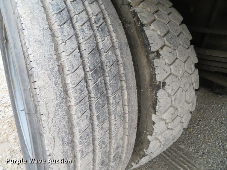 image for item DG3878 1993 Ford F700 flatbed truck