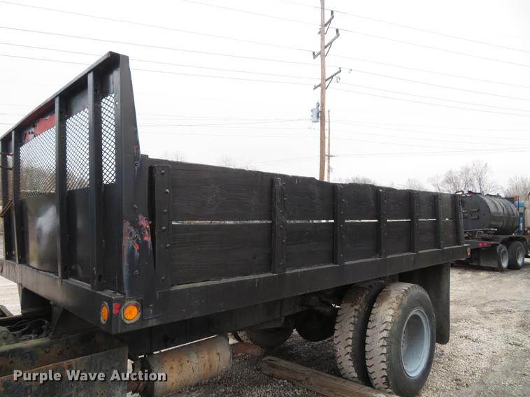 image for item DG3881 1985 GMC W7R042 flatbed truck