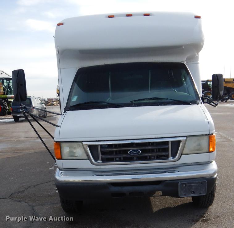 image for item FA9266 2005 Ford Econoline E450 shuttle bus