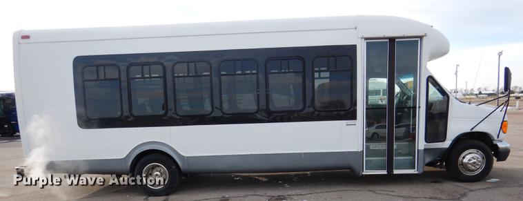 image for item FA9266 2005 Ford Econoline E450 shuttle bus