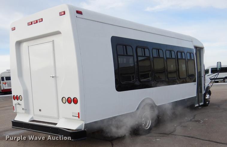 image for item FA9266 2005 Ford Econoline E450 shuttle bus