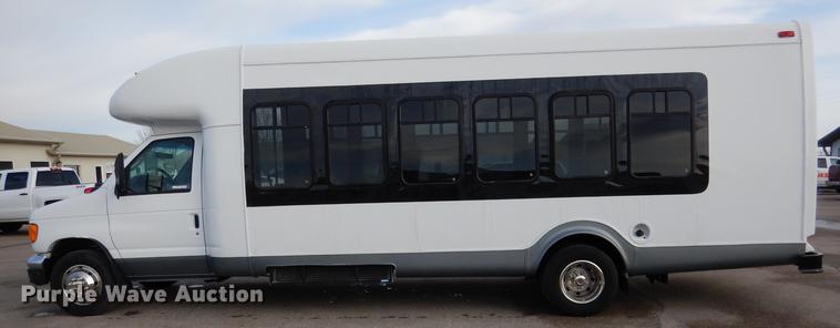 image for item FA9266 2005 Ford Econoline E450 shuttle bus