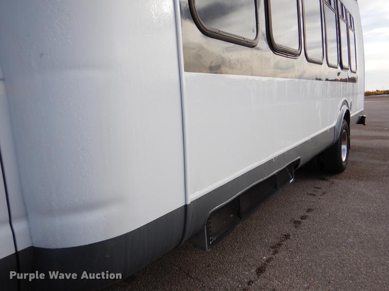 image for item FA9266 2005 Ford Econoline E450 shuttle bus