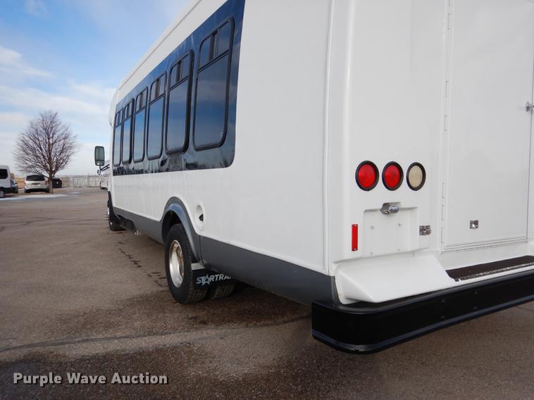 image for item FA9266 2005 Ford Econoline E450 shuttle bus