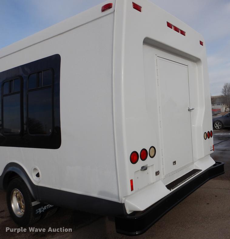 image for item FA9266 2005 Ford Econoline E450 shuttle bus