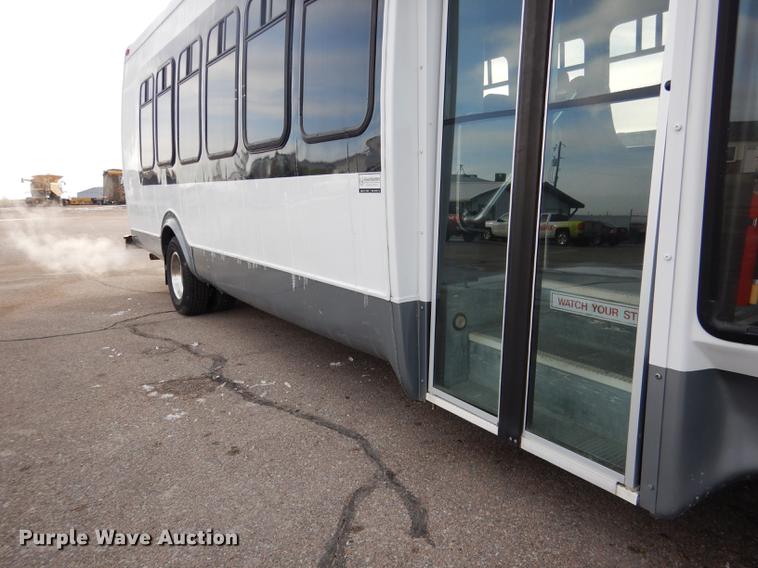 image for item FA9266 2005 Ford Econoline E450 shuttle bus
