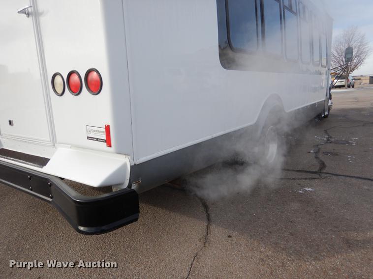 image for item FA9266 2005 Ford Econoline E450 shuttle bus