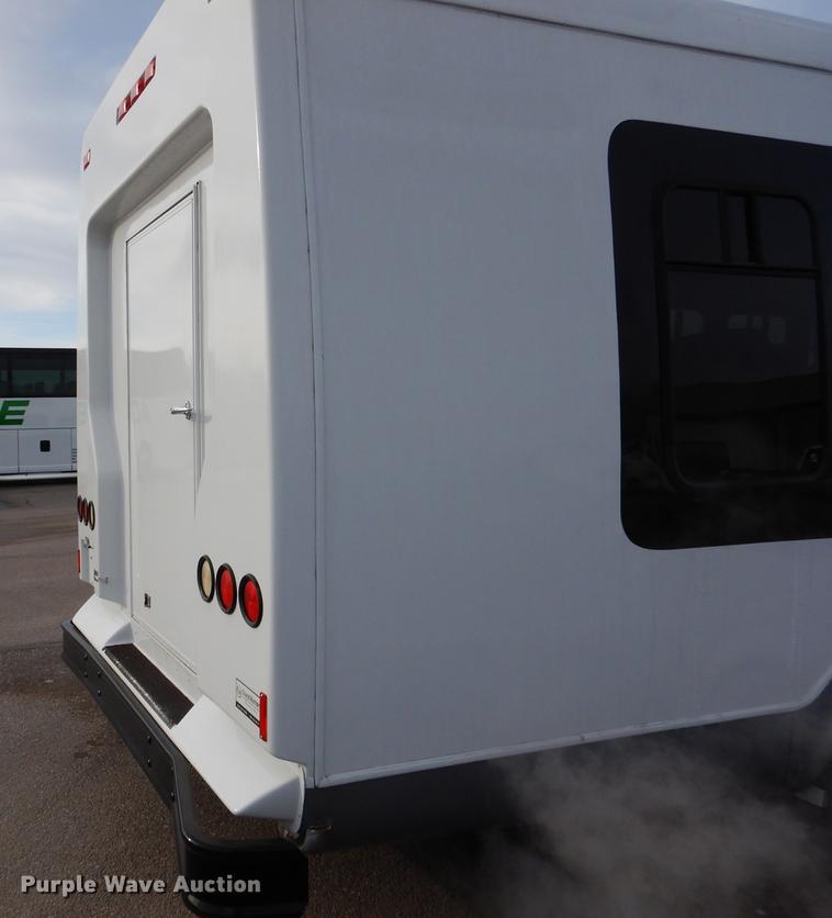 image for item FA9266 2005 Ford Econoline E450 shuttle bus