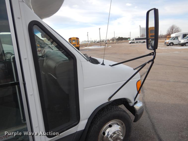 image for item FA9266 2005 Ford Econoline E450 shuttle bus