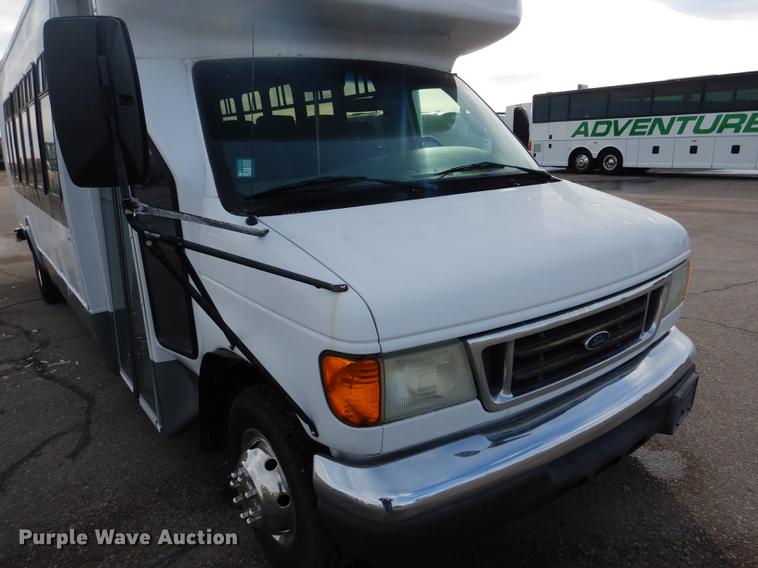 image for item FA9266 2005 Ford Econoline E450 shuttle bus