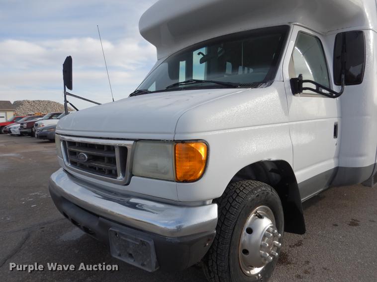 image for item FA9266 2005 Ford Econoline E450 shuttle bus