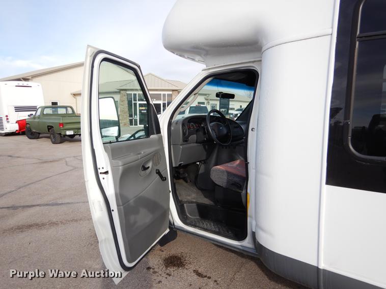 image for item FA9266 2005 Ford Econoline E450 shuttle bus