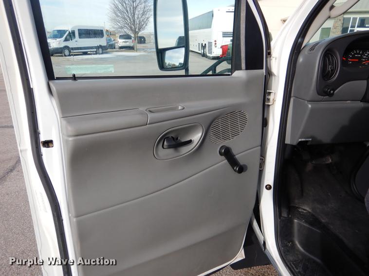 image for item FA9266 2005 Ford Econoline E450 shuttle bus
