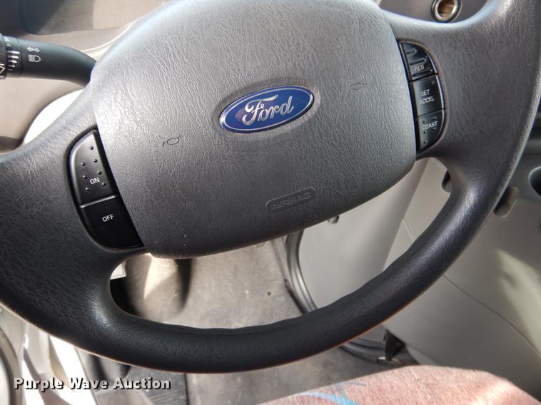 image for item FA9266 2005 Ford Econoline E450 shuttle bus