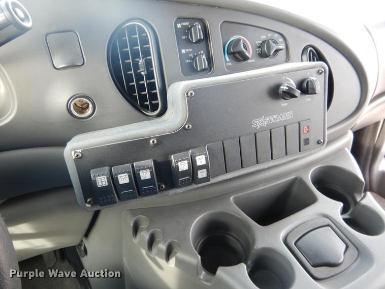 image for item FA9266 2005 Ford Econoline E450 shuttle bus