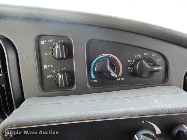 image for item FA9266 2005 Ford Econoline E450 shuttle bus