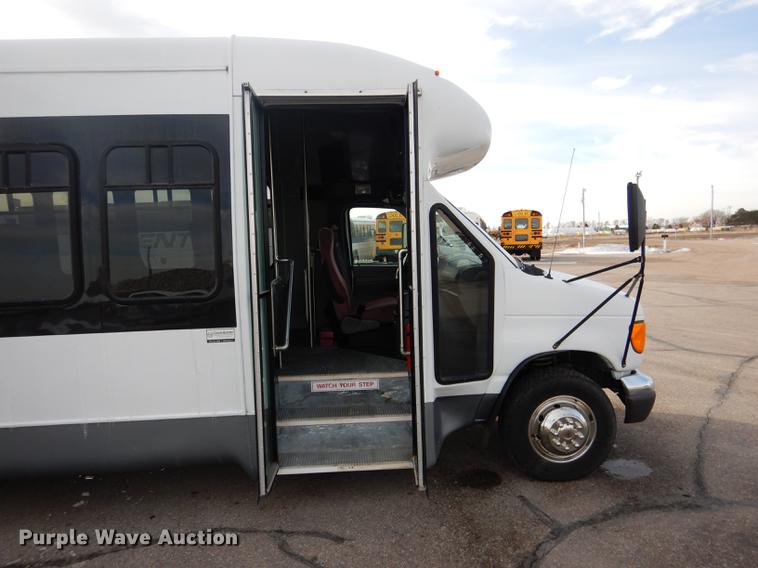 image for item FA9266 2005 Ford Econoline E450 shuttle bus