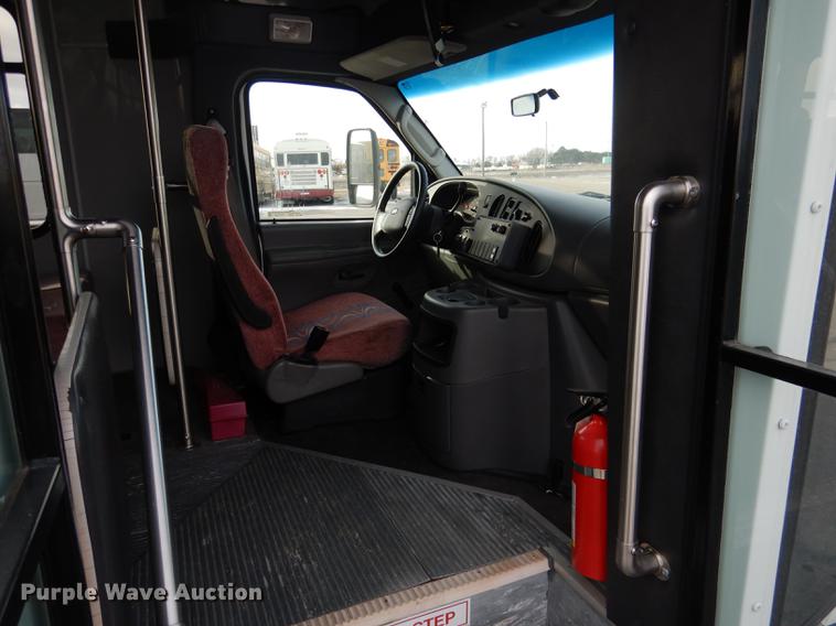 image for item FA9266 2005 Ford Econoline E450 shuttle bus