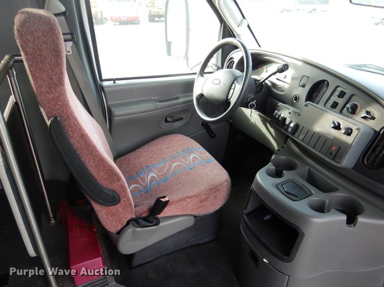 image for item FA9266 2005 Ford Econoline E450 shuttle bus