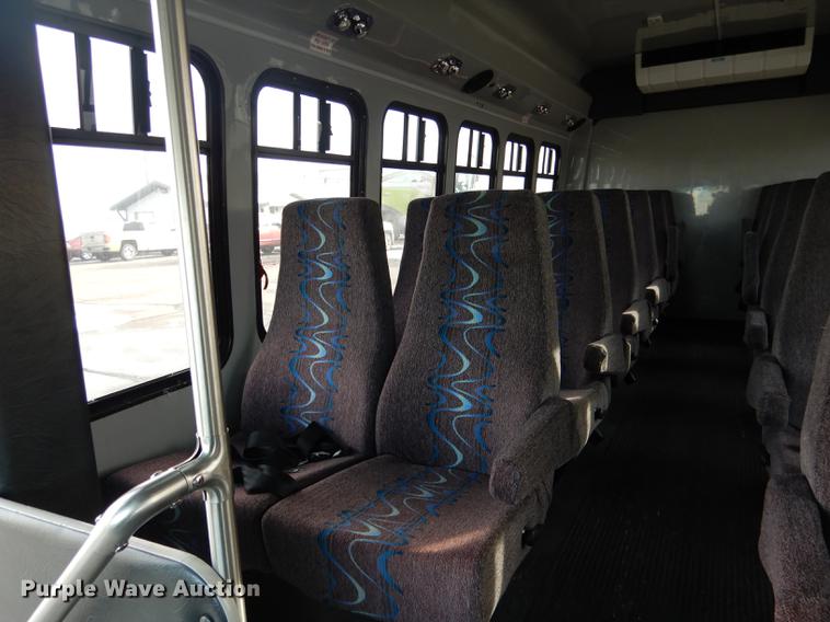 image for item FA9266 2005 Ford Econoline E450 shuttle bus