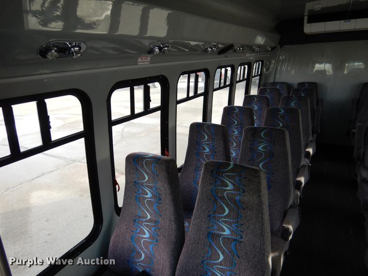 image for item FA9266 2005 Ford Econoline E450 shuttle bus