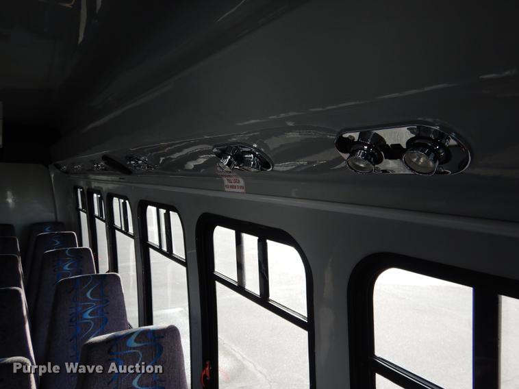 image for item FA9266 2005 Ford Econoline E450 shuttle bus