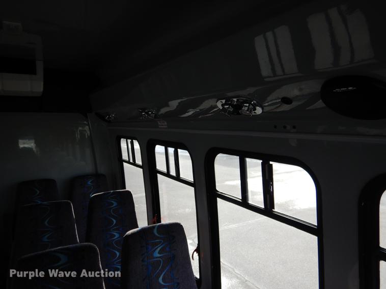 image for item FA9266 2005 Ford Econoline E450 shuttle bus