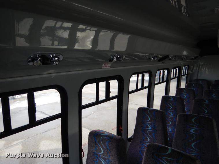 image for item FA9266 2005 Ford Econoline E450 shuttle bus