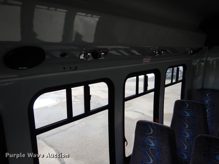 image for item FA9266 2005 Ford Econoline E450 shuttle bus